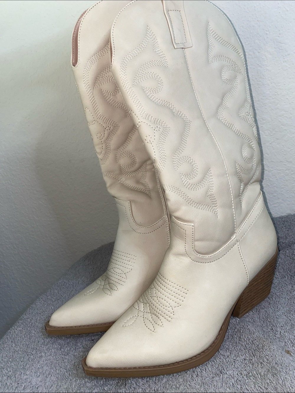 🎈Adorable Cream Cowboy boots! - Picture 2 of 10